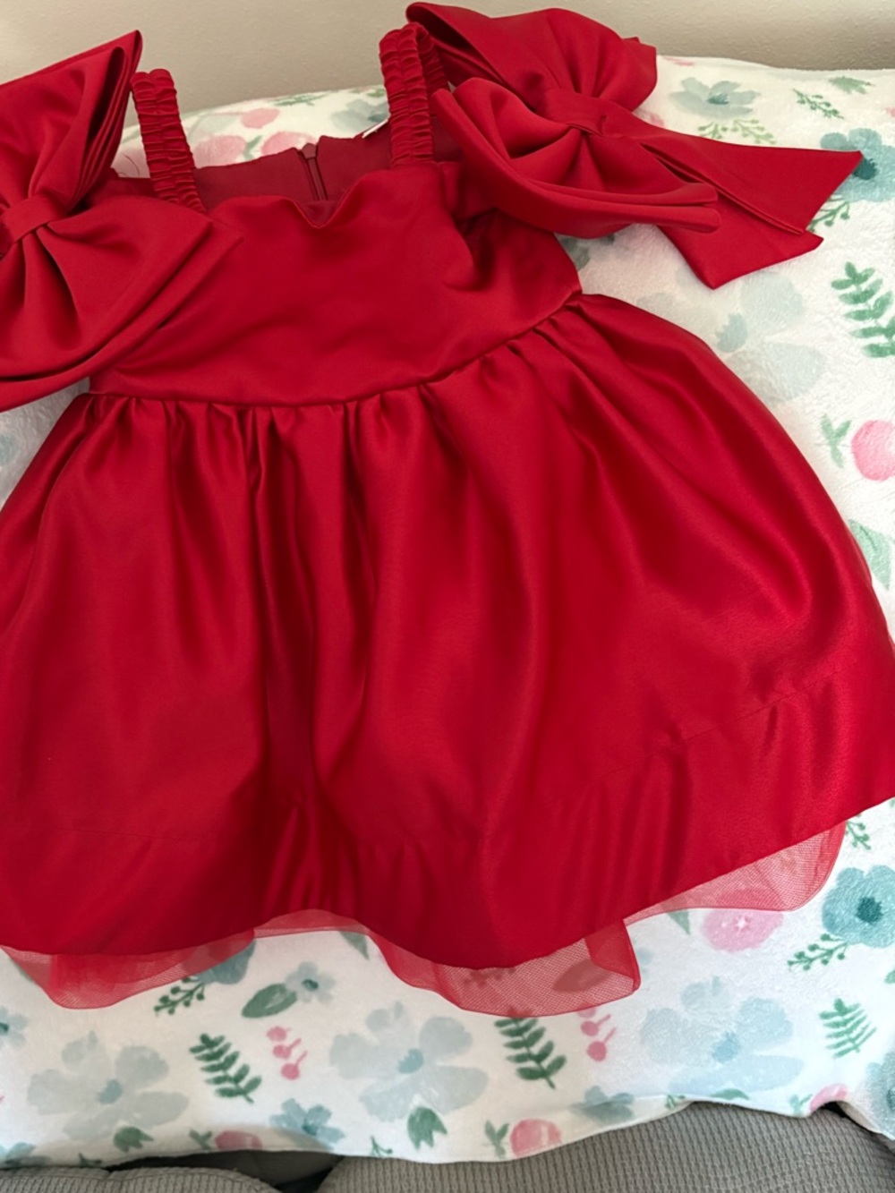 Red Bow-Accent Party